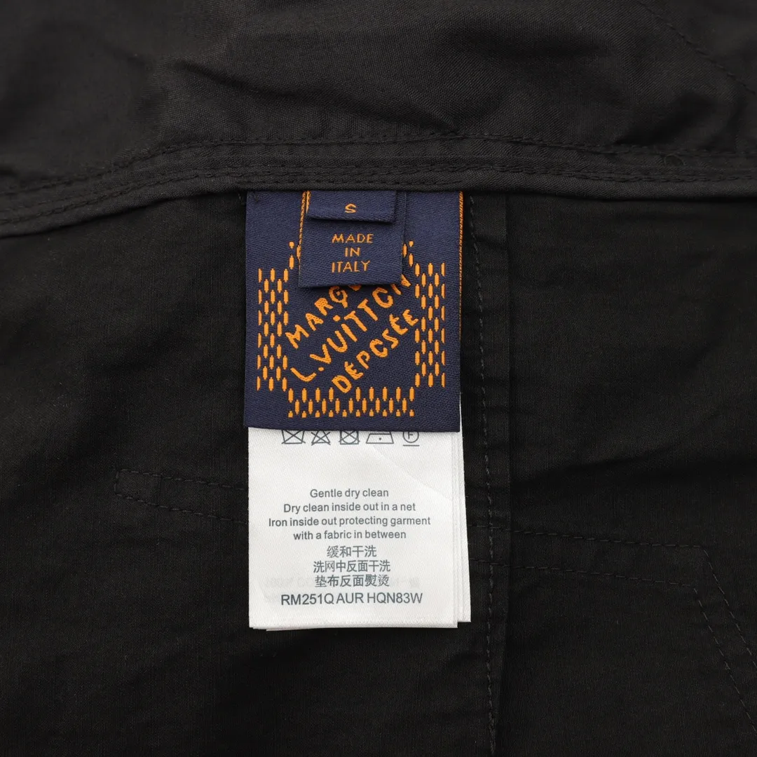 🅿️390 Louis Vuitton/Louis Vuitton workwear presbyopic letter trousers The fabric is made of custom-made canvas fabric, which is silky and super soft compared to the original. The texture and strands of the fabric are clear and obvious, and the drape is first-class. The workmanship is exquisite and meets the foreign trade export standards. There are 4.5 stitches per centimeter. Every seam is pressed with open thread, and the wiring is as neat as a ruler. , Made of woven floral cotton ribbon, the weaving is tight and soft to the touch. The embroidery process uses Behringer embroidery machine, which makes the embroidery color more full and the embroidery more three-dimensional. The pattern has good upper body effect. It is the same style for men and women. It is simple and versatile. When purchasing important items, feel free to compare the quality of any on the market! Size：XS-L